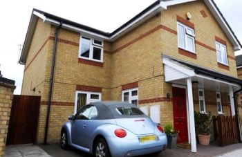 Дом в котором проживает с рожденья лидер профсоюза железнодорожников Британии Боб Кроу Чисто британский скандал: лидер профсоюза железнодорожников живёт в государственном жилом фонде