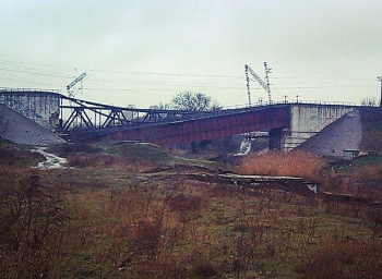 Взорванный 23 декабря мост в Мариуполе В черте города Мариуполь взорван железнодорожный мост