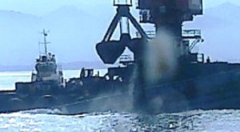 На фото местных активистов видно как часть угля при загрузке попадает в океан В Колумбии американской компании Drummond запретили отгружать уголь