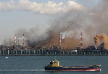 Дым от пожара на Нагойском металлургическом заводе Nippon Steel & Sumitomo Metal На крупнейшем металлургическом заводе Японии снова прогремели взрывы