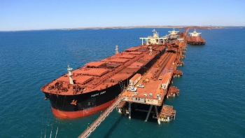 Загрузка рудовоза в Австралийском порту Хедленд Австралийская горнорудная индустрия готовится к росту прибыли