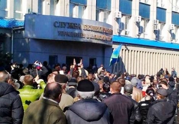 Захват луганского СБУ 6 апреля В Луганске взято штурмом здание СБУ