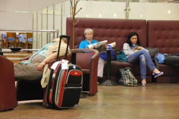 Российских туристов начали выселять из отелей Европы