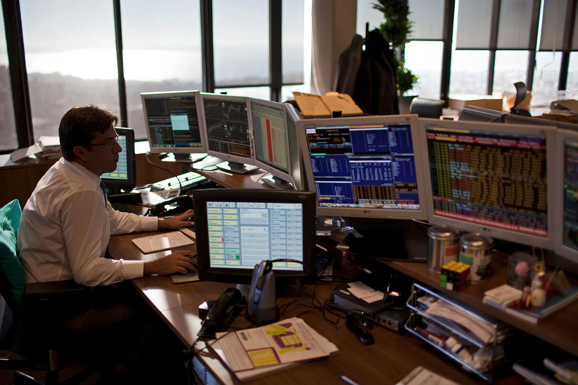 ARCHIVE (18.01.2012). A broker works at a Portuguese bank