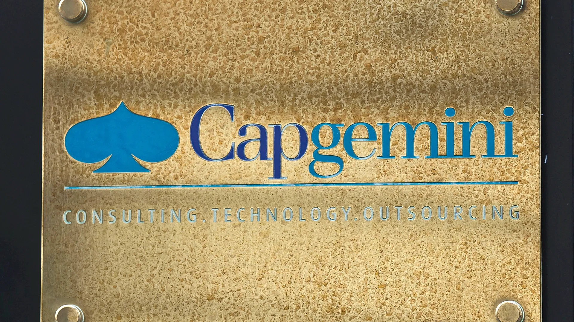 Capgemini продаёт американскую дочернюю компанию после критики из‑за контракта с ICE