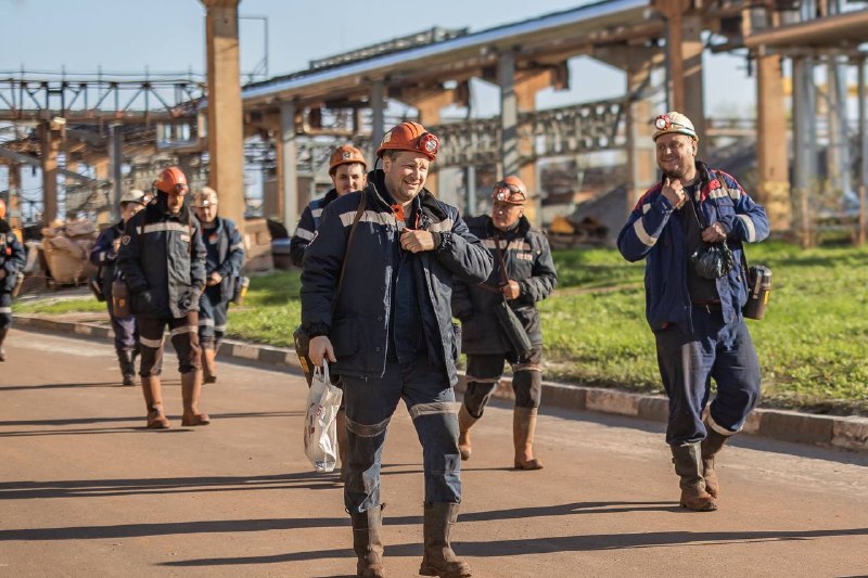 Сегодня в праздничной фоторубрике делимся яркими кадрами сотрудников ЯГОКа ко Дню шахтера!
