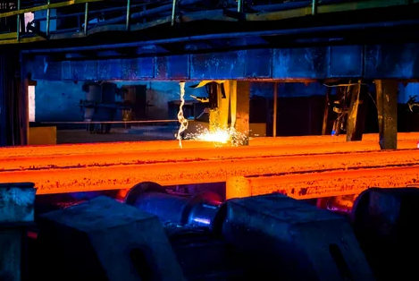 Производство стали в России в январе-августе с.г. снизилось на 5,4% по сравнению с аналогичным периодом прошлого года, до 45,6 млн т, а в августе с.г. сократилось на 4,5% - до 5,5 млн т
