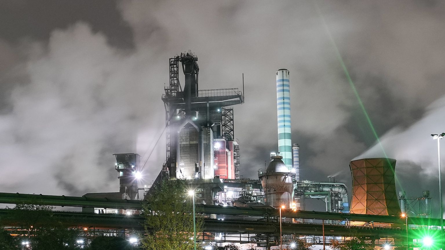 Thyssenkrupp объявляет о планах сократить в общей сложности 11 000 рабочих мест на проблемном сталелитейном заводе