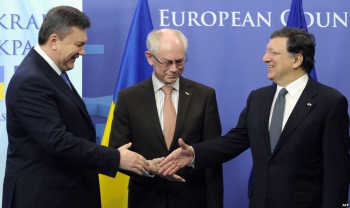 Президент Украины Виктор Янукович, президент Европейского совета Герман ван Ромпей и президент Еврокомиссии Жозе Мануэль Баррозу на саммите в Брюсселе Виктор Янукович хочет от ЕС 10 млрд. евро кредита и особых условий для Ахметова