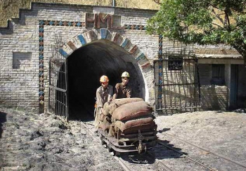 Главный тоннель шахты, расположенной на шоссе Кветта-Сиби, в 28 километрах от столицы провинции Белуджистан В Пакистане боевики похитили восьмерых шахтеров