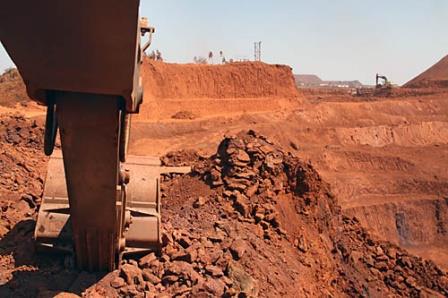 Железная руда держится на уровне выше 140 долларов за тонну