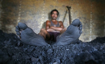 Бастующий индийский шахтёр Во избежание забастовок Coal India выплатит своим рабочим около $ 152 млн. премиальных