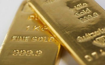Золото рухнуло до 4-летнего минимума
