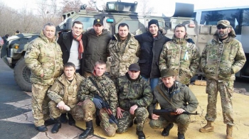 Командиры добровольческих батальонов отправляются на блок-посты для досмотра гумконвоя Ахметова Бойцы добровольческих батальонов заблокировали доставку грузов в зону АТО