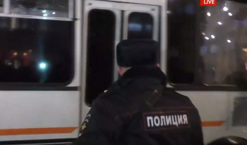 Алексея Навального поместили в полицейский автобус и увезли Навального задержали за нарушение режима домашнего ареста