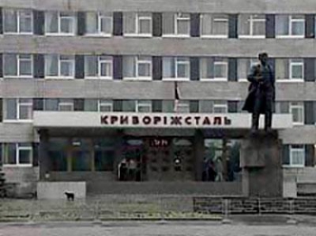 ArcelorMittal демонтировала памятник Ленина перед заводоуправлением в Кривом Роге