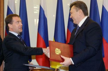 Дмитрий Медведев и Виктор Янукович во время подписания договора в Харькове Москва денонсировала «харьковские соглашения» с Киевом