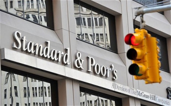 Standard & Poor's понизило суверенный рейтинг России Суверенный рейтинг России понижен до ВВВ минус, прогноз отрицательный