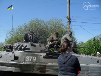Танки в Мариуполе В город Мариуполь вошли украинские танки и другая бронетехника