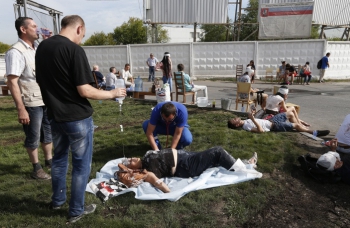 Оказание помощи пострадавшим в московском метро Три человека погибло и еще пятьдесят получили ранения в московском метро