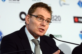 Эндрю Маккензи, глава BHP Billiton BHP Billiton заявляет про отделение своих алюминиевых активов в отдельную компанию