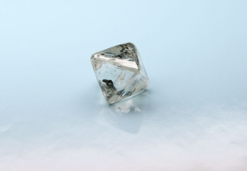 Алроса добыла огромный алмаз стоимостью около 500 тысяч долларов США