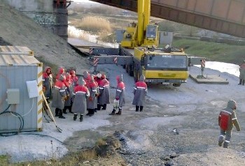 Строительная площадка у взорванного в Мариуполе моста Метинвест закончил строительство резервного ж/д пути в Мариуполе
