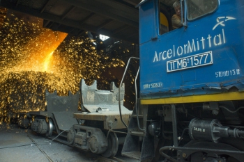 ArcelorMittal будет продавать больше, но дешевле Крупнейшая металлургическая компания мира предсказывает падение своих доходов в 2015 году