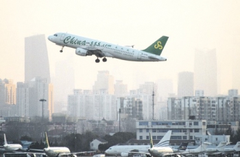 Самолет китайской авиакомпании Spring Airlines вылетает из аэропорта Hongqiaou в Шанхае 8 февраля 2015 года Прямой приток иностранных инвестиций в Китай вырос почти на треть