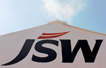 Moody 's понизило кредитный рейтинг JSW Steel сразу на два пункта