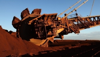 Цена на железную руду продолжает снижаться - акции горнорудных компаний падают