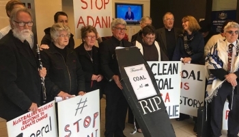 В Австралии протестующие захватили офис министра окружающей среды