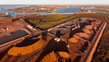 Железная руда бросает вызов падению мировых цен на сырьевые товары