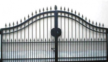 Использование металлических ворот для декора и надежной защиты территории