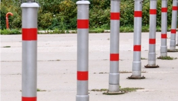 Где и зачем используются дорожные столбики