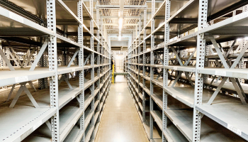Металлические стеллажи для обустройства торговых площадей
